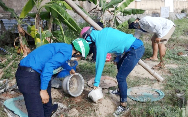 Tích cực diệt lăn quăn để hạn chế nguy cơ nhiễm sốt xuất huyết. Ảnh: TTYT Thuận An