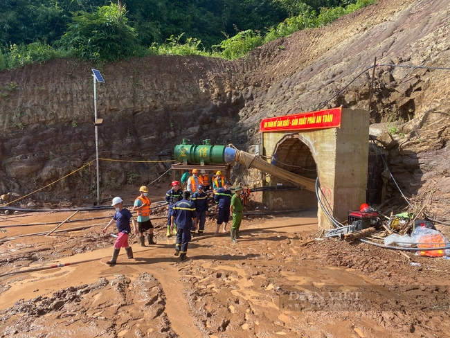 Cảnh sát PCCC Điện Biên xuyên đêm cứu hộ người mắc kẹt trong hầm thủy điện ở Nậm Pồ   - Ảnh 3.