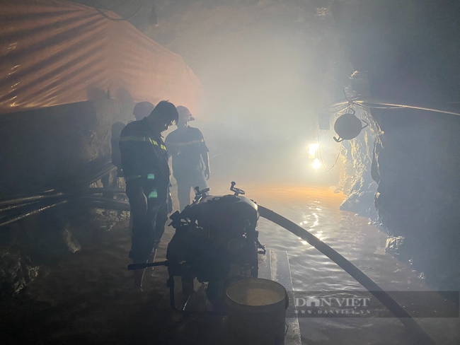 Cảnh sát PCCC Điện Biên xuyên đêm cứu hộ người mắc kẹt trong hầm thủy điện ở Nậm Pồ   - Ảnh 2.