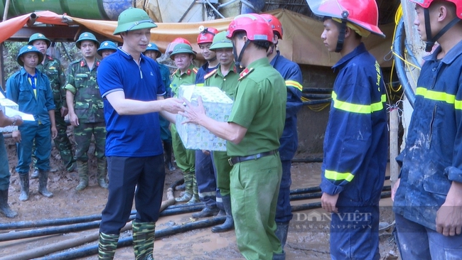 Bí thư Huyện ủy Nậm Pồ động viên lực lượng cứu hộ, tìm kiếm người bị nạn do mưa lũ   - Ảnh 1.