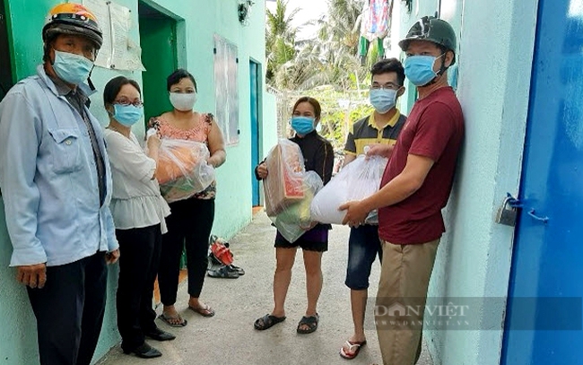 UBND TP.Thuận An tặng quà cho các hộ nghèo, hộ cận nghèo ở phường Bình Nhâm có hoàn cảnh khó khăn do ảnh hưởng dịch Covid-19. Ảnh: Minh Trí