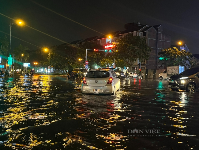 Hà Nội mưa lớn: Người dân bì bõm dắt xe lội nước ở &quot;thiên đường&quot; - Ảnh 5.