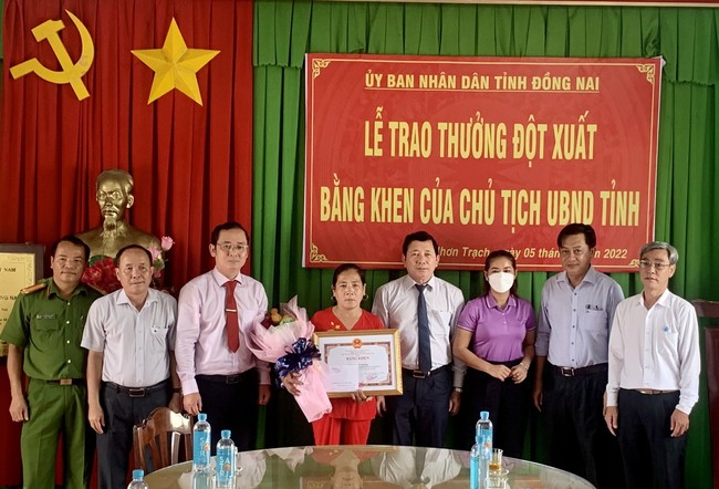 Đồng Nai: Chủ tịch UBND tỉnh Đồng Nai tặng bằng khen cho nữ lao công trả lại số vàng lớn cho người đánh rơi - Ảnh 1.