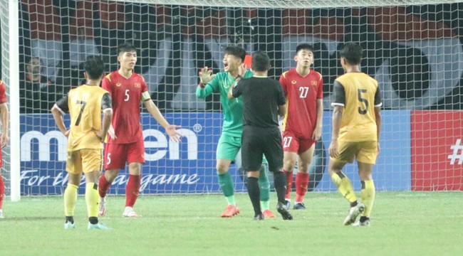 Học trò nhận thẻ đỏ, HLV U19 Việt Nam tố trọng tài... sai - Ảnh 1.