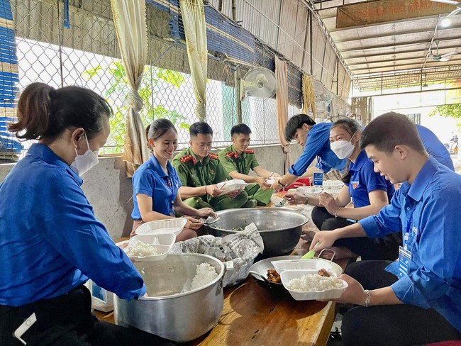 Hàng nghìn suất cơm 'nghĩa tình' cho thí sinh ở xứ Nghệ - Ảnh 5.