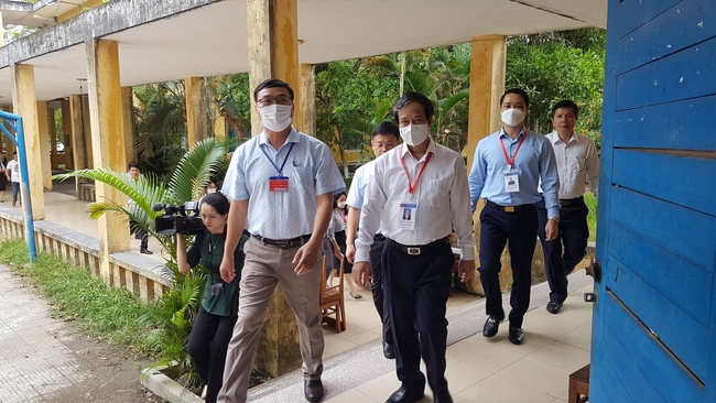 Bộ trưởng Nguyễn Kim Sơn đến điểm thi tại Thừa Thiên Huế động viên các sĩ tử  - Ảnh 1.