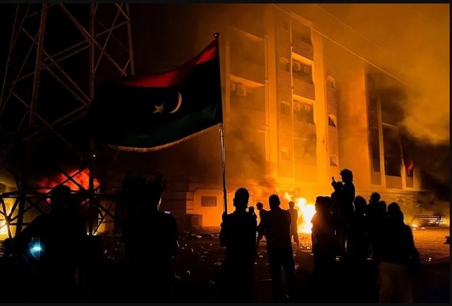 Người biểu tình phóng hỏa tòa nhà Hạ viện ở Tobruk, miền Đông Libya.