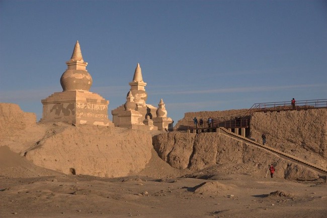 BURIED MONGOL OR TARTARIAN FORTRESS 🤯⁉️ In the westernmost banner of Inner Mongolia, in the middle of the Gobi Desert, there once stood a prosperous kingdom. It was a center of religious learning, of art and a trading hub. According to one of the many Mongolian legends, the first descendants of the gods built Khara-Khoto, a beautiful and rich city, which housed sages, merchants, brave soldiers and skilled craftsmen. Khara-Khoto means “black city”. It was a Medieval Tangut fortress on the Silk Road, built in 1032 near Juyan Lake Basin. The remains show 9.1 m-high ramparts and 3.7 m-thick outer walls. It became a centre of Western Xia trade in the 11th century. In The Travels of Marco Polo, Marco Polo described a visit to a city called Etzina or Edzina, which was identified with Khara-Khoto. The walled fortress was first taken by Genghis Khan in 1226. It continued to flourish under the Mongols and during Kublai Khan’s time it was expanded. After 1372 it was abandoned.