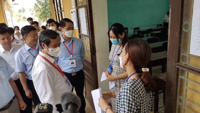 Bộ trưởng Nguyễn Kim Sơn đến điểm thi tại Thừa Thiên Huế động viên các sĩ tử  - Ảnh 2.