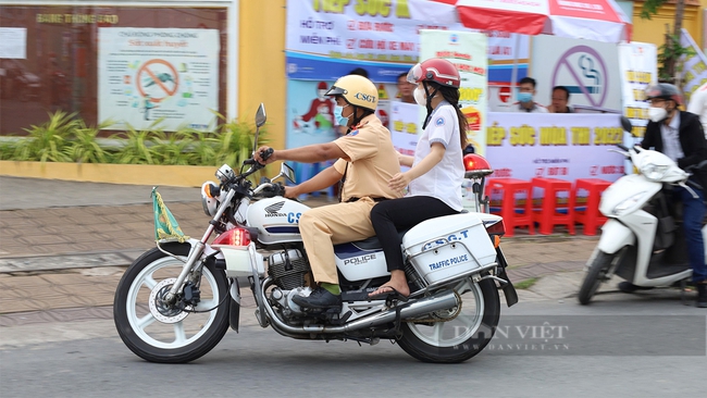 Cảnh sát giao thông Cần Thơ chở thí sinh vượt 20km lấy giấy báo dự thi - Ảnh 1.