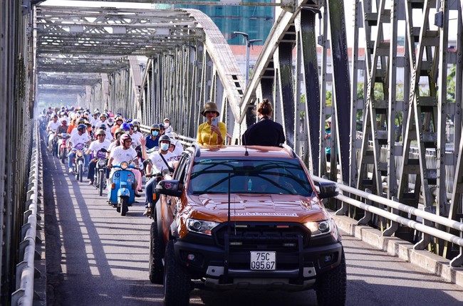 Đoàn xe máy cổ diễu hành quảng bá du lịch Huế  - Ảnh 4.