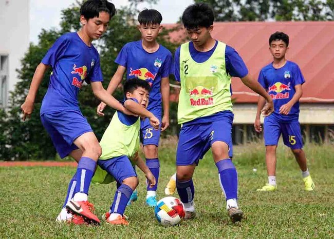 Ông Trần Văn Quỳnh: “Chúng tôi muốn bé Ban thỏa niềm đam bóng đá” - Ảnh 4.