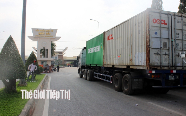 Xe container xếp hàng chờ thông quan ở Khu kinh tế cửa khẩu Mộc Bài. Ảnh: Trần Khánh