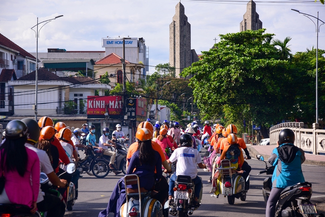 Đoàn xe máy cổ diễu hành quảng bá du lịch Huế  - Ảnh 9.