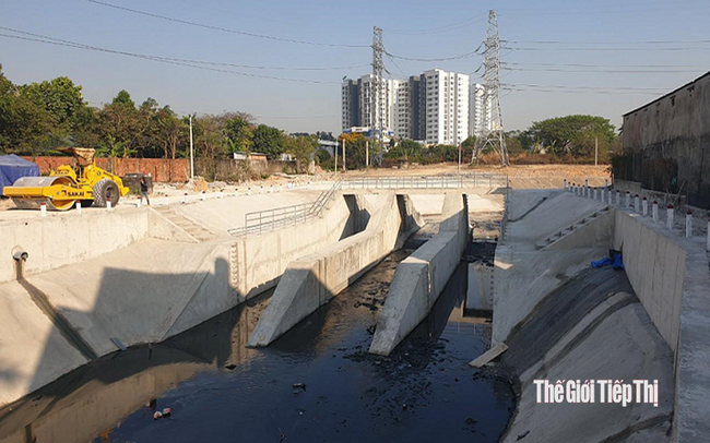 Thi công mở rộng bậc nước thuộc dự án sửa chữa, nâng cấp hệ thống thoát nước Bình Hòa trên địa bàn TP.Thuận An. Ảnh: Trần Khánh