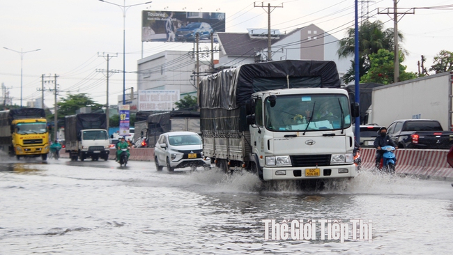 Ngập nước cục bộ trên đường Quốc lộ 13, đoạn qua TP.Thuận An. Ảnh: Trần Khánh