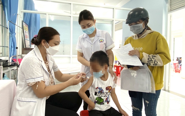 Tiêm phòng vaccine Covid-19 cho trẻ từ 5-11 tuổi tại TP.Thủ Dầu Một. Ảnh: Hoàng Linh