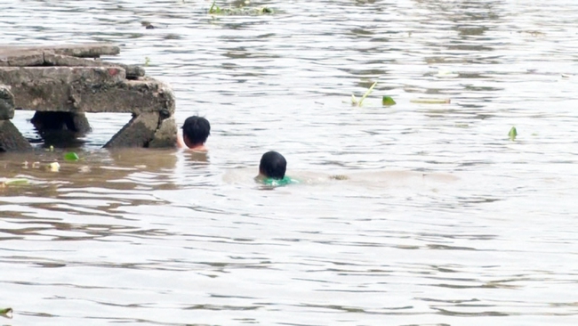 Vĩnh Long: Ra mé sông gần nhà chơi, 2 đứa trẻ bị đuối nước tử vong - Ảnh 1.