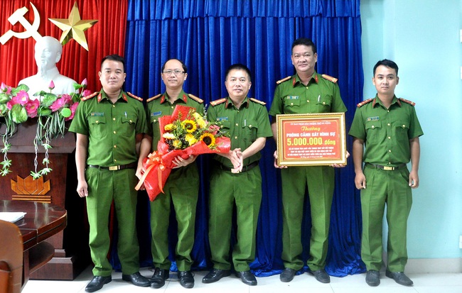 Đà Nẵng khen thưởng thành tích truy bắt, vận động các đối tượng lừa đảo hàng chục tỷ đồng ra đầu thú - Ảnh 2.