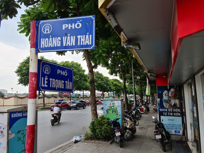 Tuyến phố kiểu mẫu đầu tiên ở Hà Nội lộn xộn sau 6 năm - Ảnh 1.