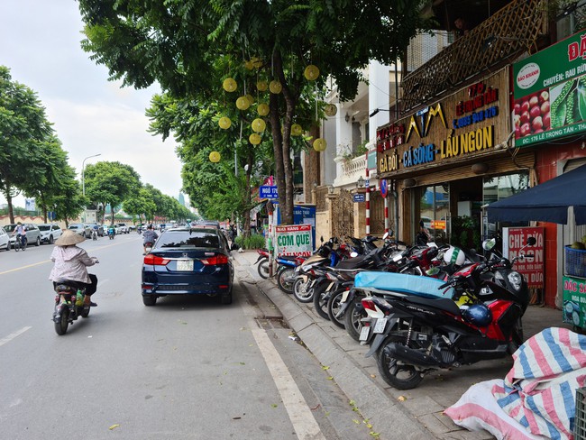 Tuyến phố kiểu mẫu đầu tiên ở Hà Nội lộn xộn sau 6 năm - Ảnh 3.