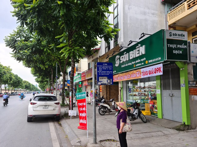 Tuyến phố kiểu mẫu đầu tiên ở Hà Nội lộn xộn sau 6 năm - Ảnh 6.