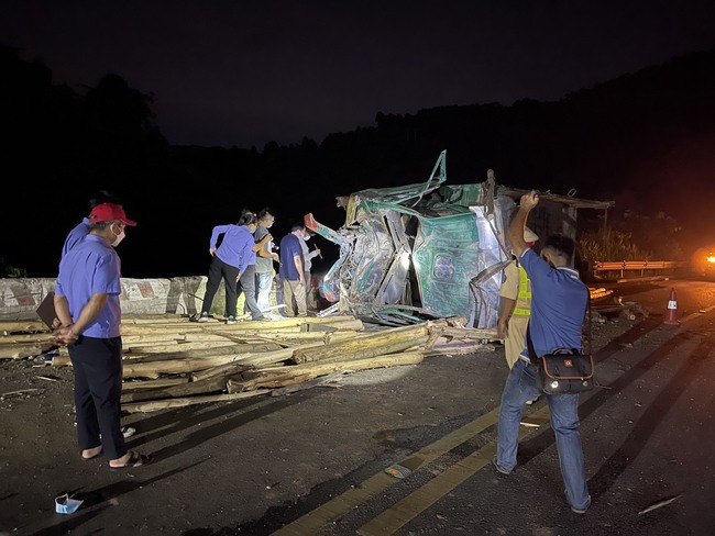 Danh tính 4 nạn nhân tử vong trong vụ tai nạn giao thông nghiêm trọng ở Thừa Thiên Huế - Ảnh 1.