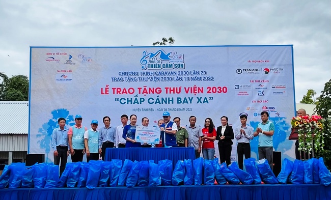 Trần Anh Group trao tặng Thư viện sách cho trẻ em khó khăn tại huyện Tịnh Biên - Ảnh 1.