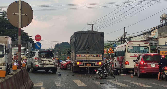 Đồng Nai: Điều tra làm rõ vụ nhiều ô tô xe máy tông liên hoàn khiến 3 người thương vong - Ảnh 1.