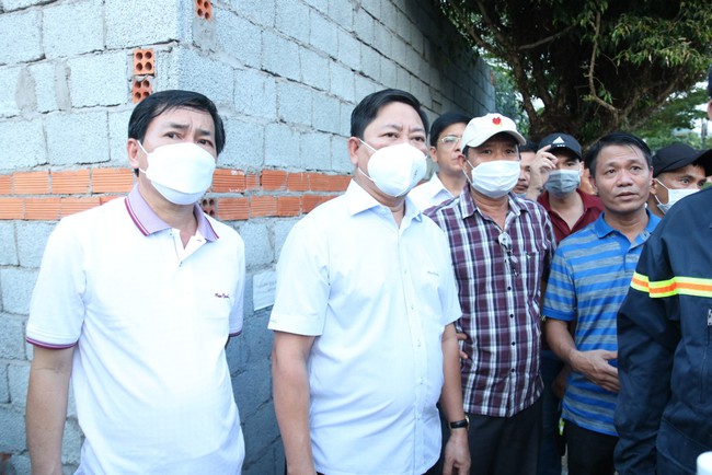Ông Trần Quốc Nam- Chủ tịch UBND tỉnh Ninh Thuận đến hiện trường vụ cháy chỉ đạo tìm kiếm 3 nạn nhân  - Ảnh 1.