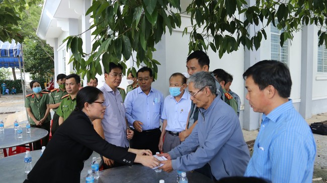 Lãnh đạo tỉnh Ninh Thuận thăm và chia sẻ với gia đình nạn nhân vụ ngồi nhà bị cháy rụi ở Ninh Thuận - Ảnh 1.