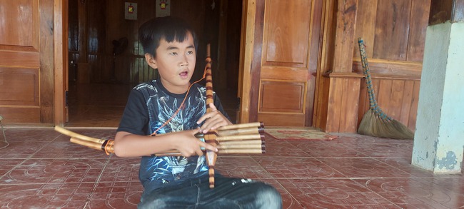Cậu bé 9 tuổi múa khèn Mông - Ảnh 1.