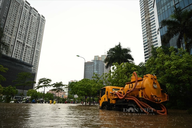 Đầu tư dự án thoát nước nghìn tỷ ở Hà Nội, mưa lớn vẫn  không &quot;thoát&quot; ngập - Ảnh 3.