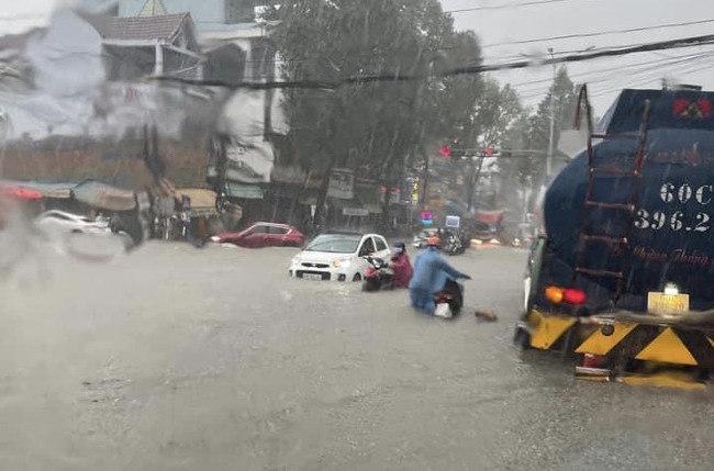 Đồng Nai: Mưa từ trưa tới chiều, nhiều nơi ở Biên Hòa ngập không lối thoát - Ảnh 4.