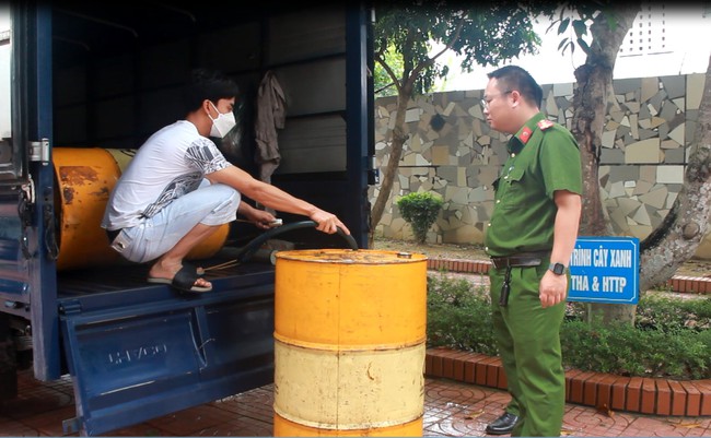 Cấu kết với với lái xe rút dầu của các công ty trong khu công nghiệp ở Nghệ An - Ảnh 2.