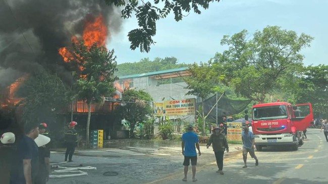 Cháy nhà hàng 4 gian ở Lào Cai - Ảnh 1.