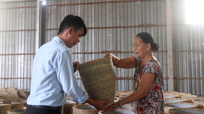 Thiếu nguồn nhân lực trẻ ở làng nghề đan lát trăm tuổi   - Ảnh 2.