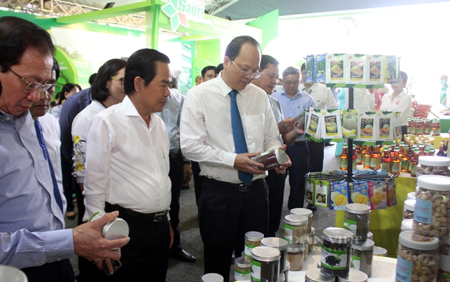 Lãnh đạo TP.HCM tham quan sản phẩm nông nghiệp công nghệ cao của thành phố.