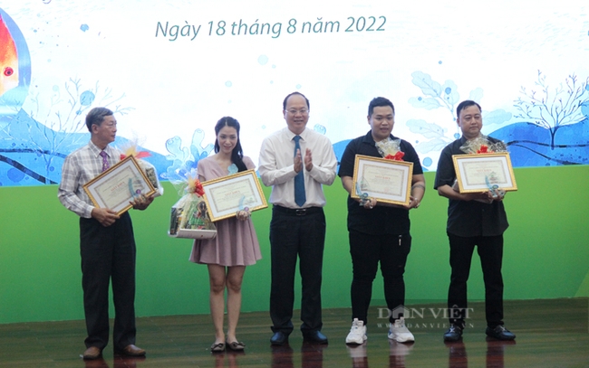 Ông Nguyễn Hồ Hải – Phó Bí thư Thành ủy TP.HCM trao giải nhất cho các cá nhân tại hội thi cá cảnh.