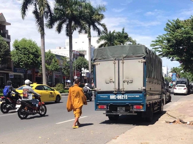 Giả sư đi khất thực, xin tiền, thu lợi hàng chục triệu đồng - Ảnh 1.