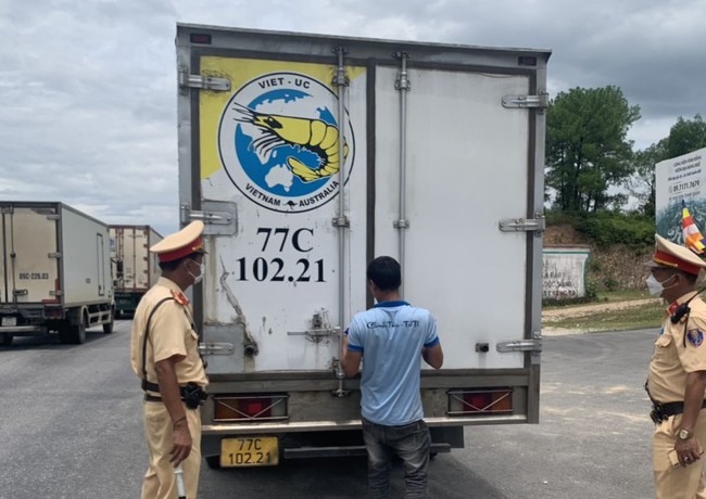Thừa Thiên Huế: Bắt xe tải chở lượng lớn thuốc lá nhập lậu  - Ảnh 2.