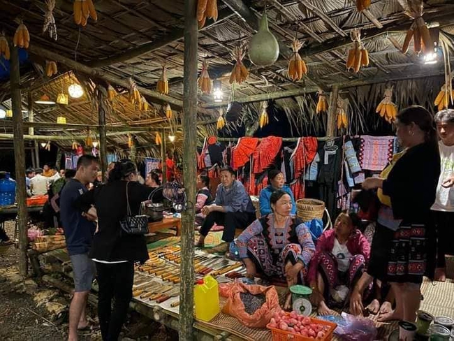 Chợ đêm Pà Cò nơi kết nối văn hóa người Mông  - Ảnh 3.