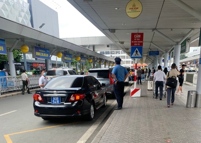 Nhiều tài xế bị tước giấy phép lái xe tại sân bay Tân Sơn Nhất - Ảnh 1.