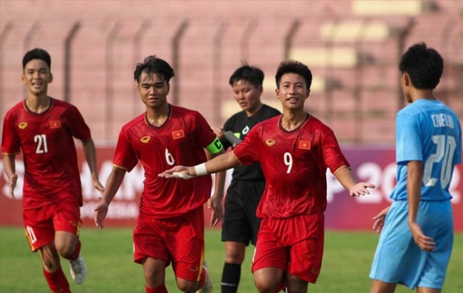 HLV U16 Việt Nam bất ngờ &quot;sấy tóc&quot; học trò - Ảnh 1.