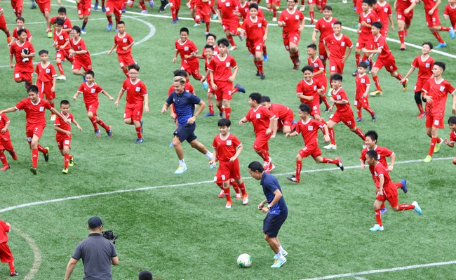 Hà Đức Chinh, Đình Trọng cùng gần 2.000 cầu thủ nhí tham dự ngày hội bóng đá Passion Day 2022 - Ảnh 4.