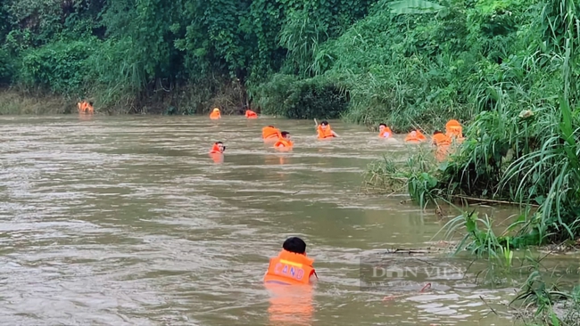 Lào Cai: Tìm thấy cháu bé mất tích suối Ngòi San - Ảnh 1.