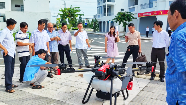 Cơ giới hóa đồng bộ - nông dân nhàn hơn, giàu hơn (bài 4): Người làm nông giã biệt  bình phun thuốc  - Ảnh 1.