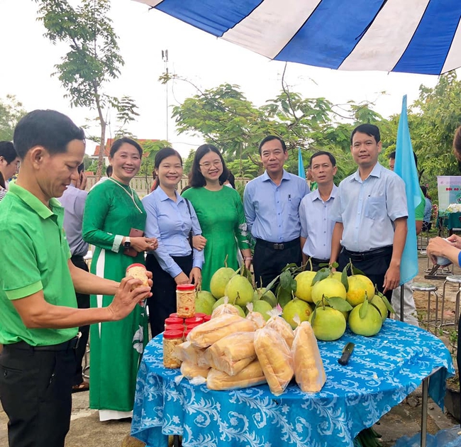 Nông dân Huế thích thú với ngày hội “Đổi áo cũ lấy quà” - Ảnh 3.