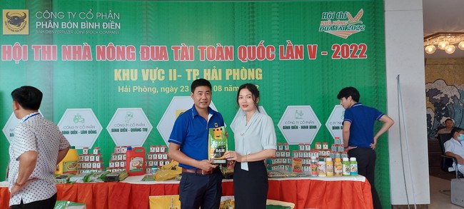 Nông dân phấn khởi rinh nhiều phần quà khi chơi mini game tại Hội thi Nhà nông đua tài lần V - Ảnh 3.