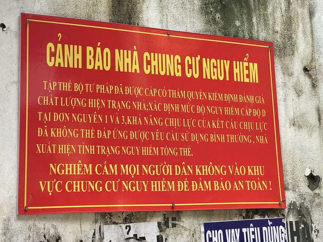 Rợn người các chung cư sắp sập  - Ảnh 1.